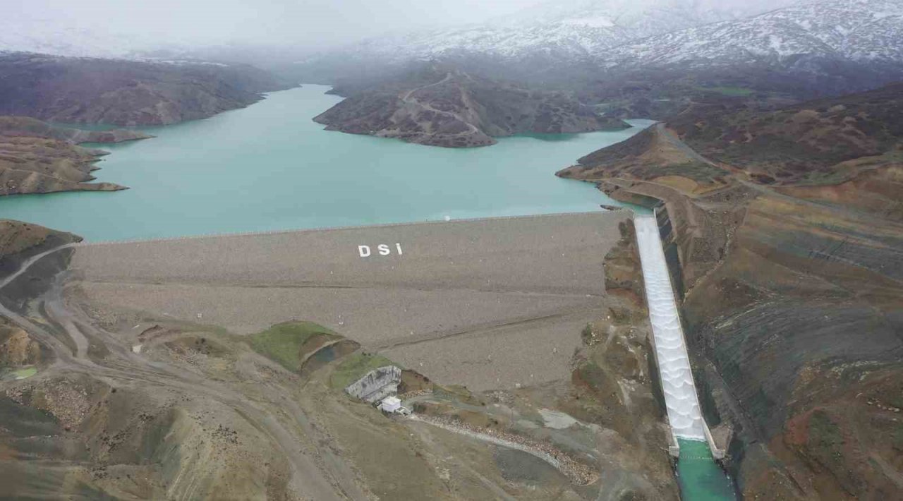 Tam doluluğa ulaşıp su tahliyesine başlanan Kanatlı Barajı, can suyu olacak