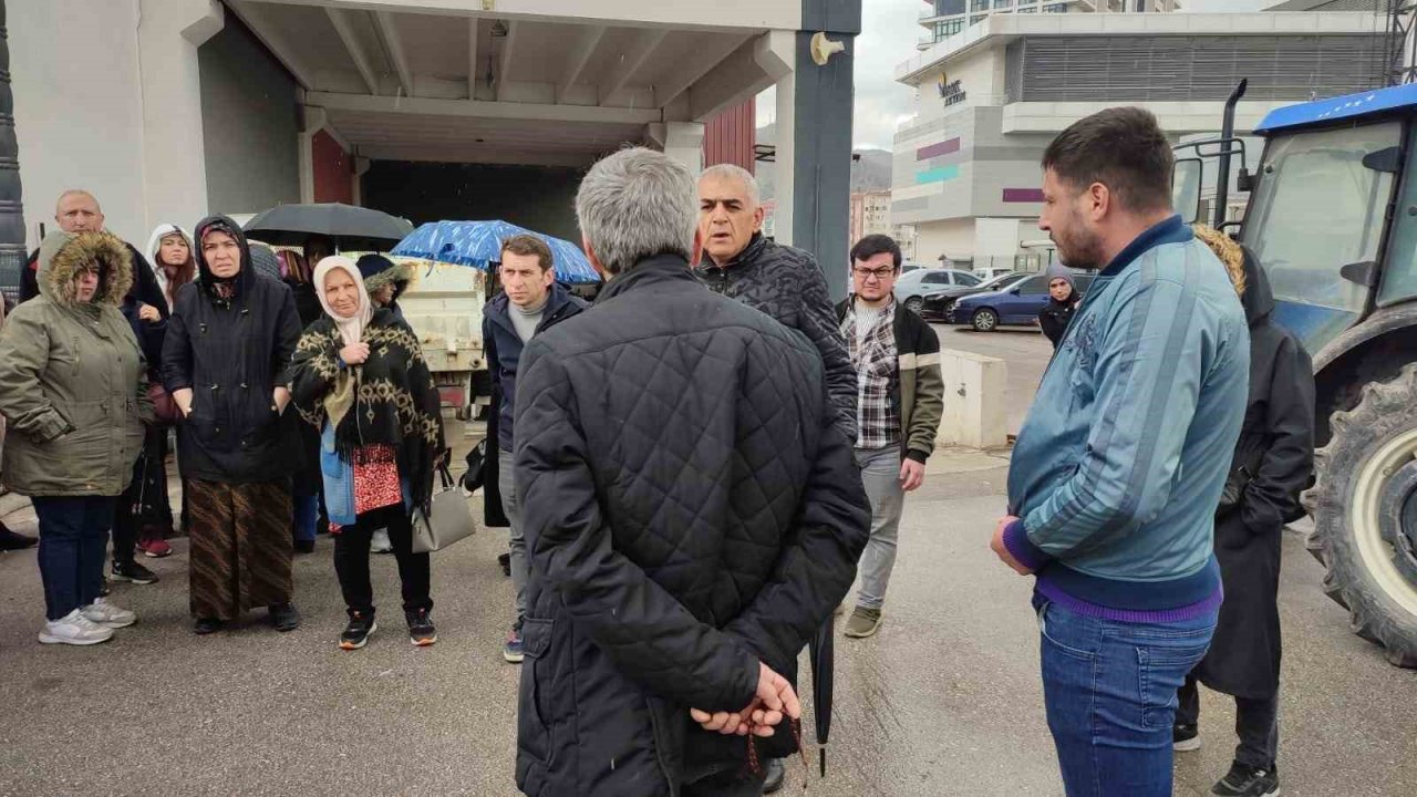 Şehit babası, eşinin 3 aydır maaşını vermeyen patronuyla yağmur altında böyle tartıştı