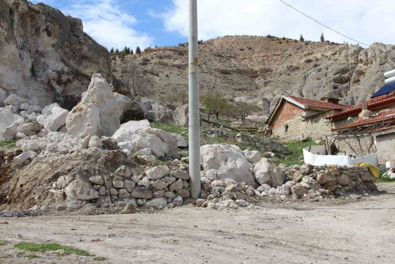 Yamaçtan kopan kaya parçaları büyük korkuya neden oldu