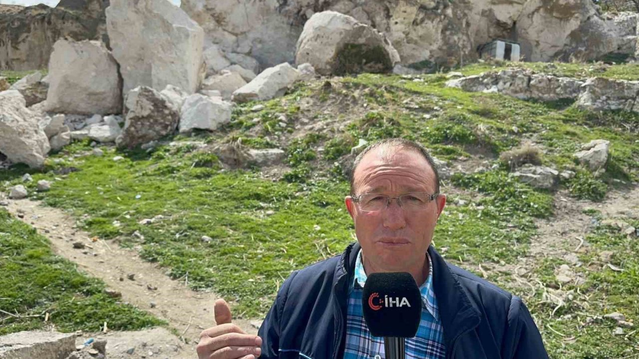 Yamaçtan kopan kaya parçaları büyük korkuya neden oldu