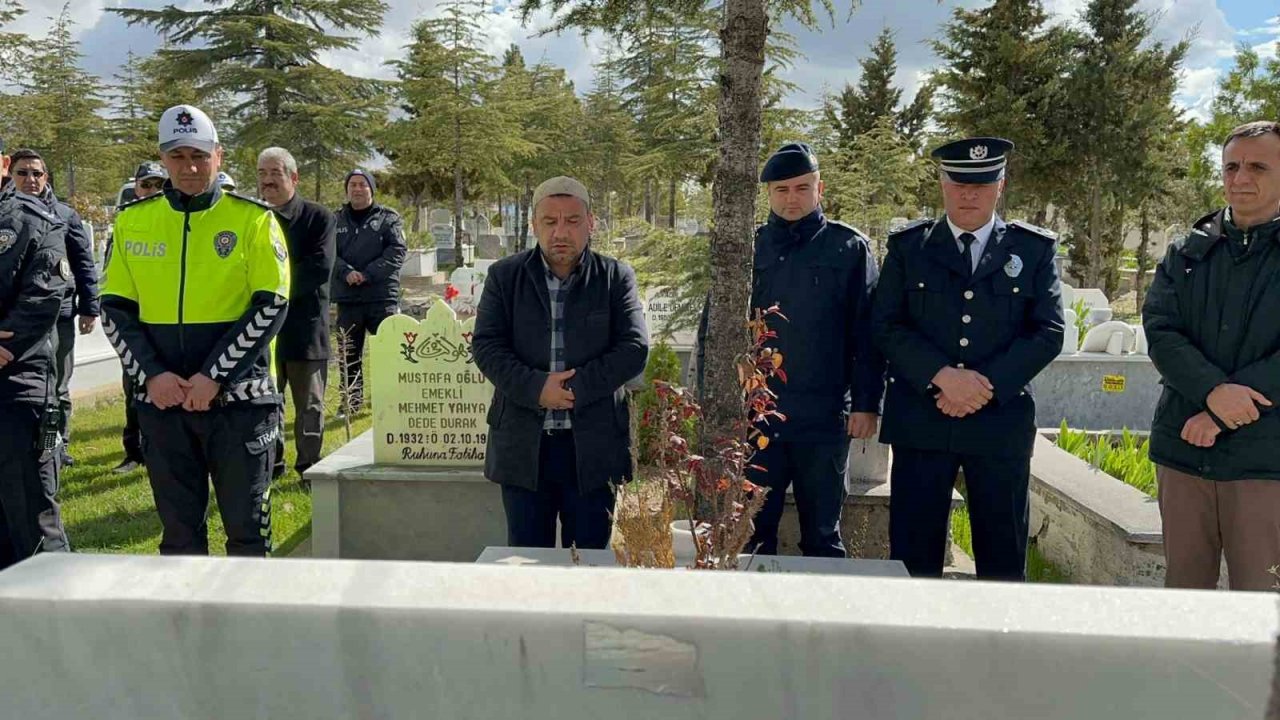 Şehit polis memuru kabri başında meslektaşları tarafından yad edildi