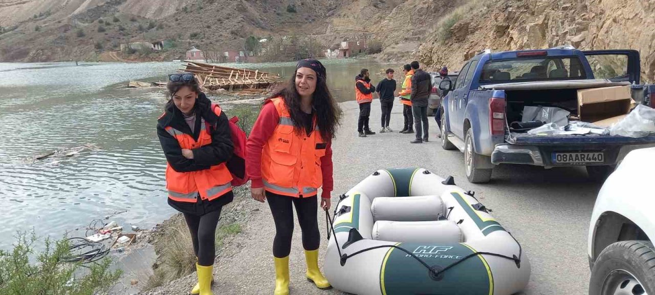 Gönüllüler sokak hayvanları için Yusufeli’nde