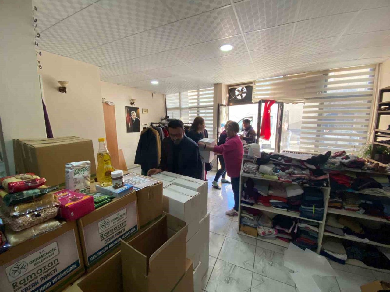 Germencik Belediyesi’nden ihtiyaç sahiplerine Ramazan kolisi dağıtılıyor