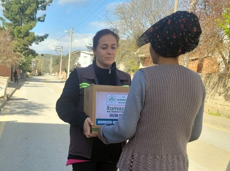 Germencik Belediyesi’nden ihtiyaç sahiplerine Ramazan kolisi dağıtılıyor