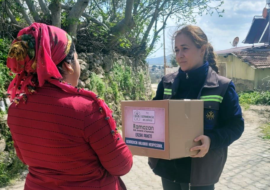 Germencik Belediyesi’nden ihtiyaç sahiplerine Ramazan kolisi dağıtılıyor