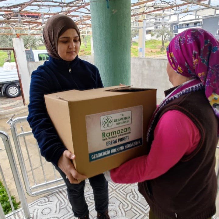 Germencik Belediyesi’nden ihtiyaç sahiplerine Ramazan kolisi dağıtılıyor