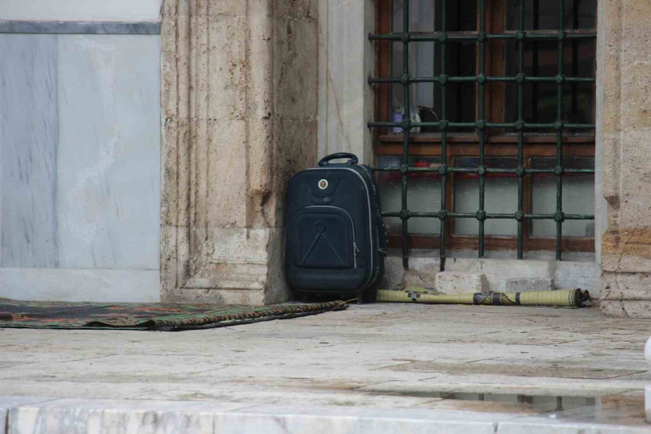 Bomba ihbarı yapılan valizden, battaniye çıktı