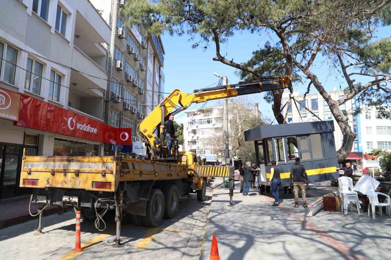 Burhaniye’de taksi durakları tek tip oluyor