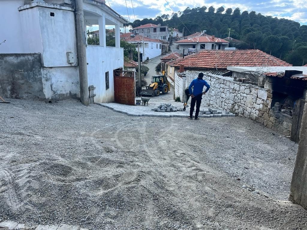 Gömeç’te taş parke döşeme çalışmaları hızla ediyor