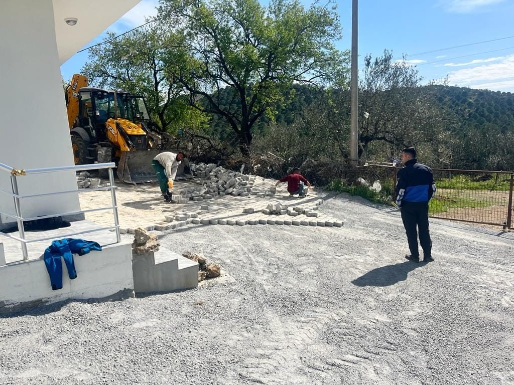 Gömeç’te taş parke döşeme çalışmaları hızla ediyor