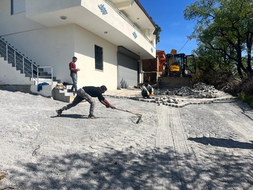 Gömeç’te taş parke döşeme çalışmaları hızla ediyor