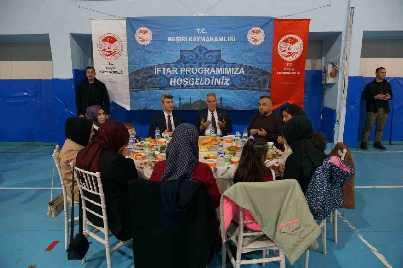 Beşiri’de şehit yakınları, yetim ve depremzedeler için iftar programı düzenlendi