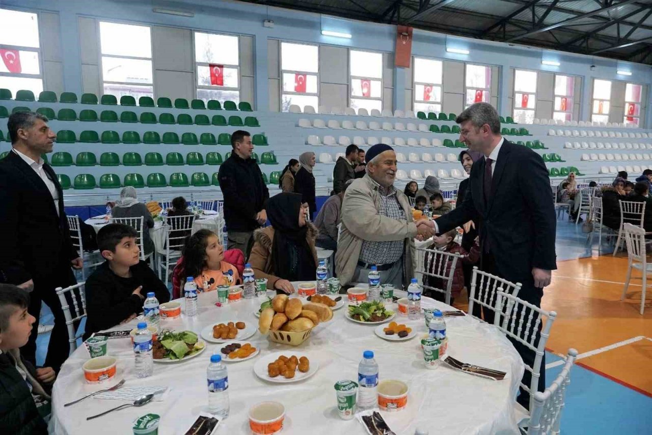 Beşiri’de şehit yakınları, yetim ve depremzedeler için iftar programı düzenlendi