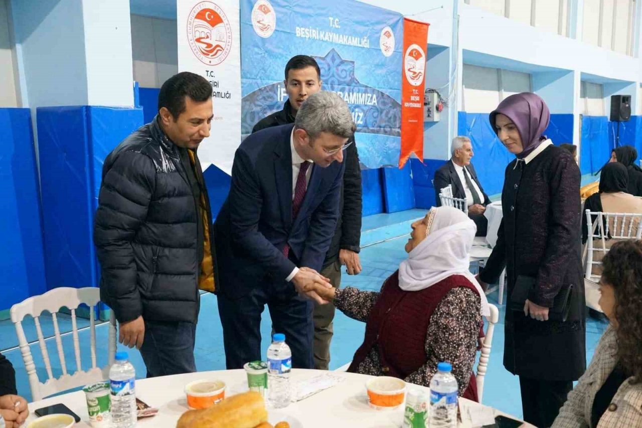 Beşiri’de şehit yakınları, yetim ve depremzedeler için iftar programı düzenlendi