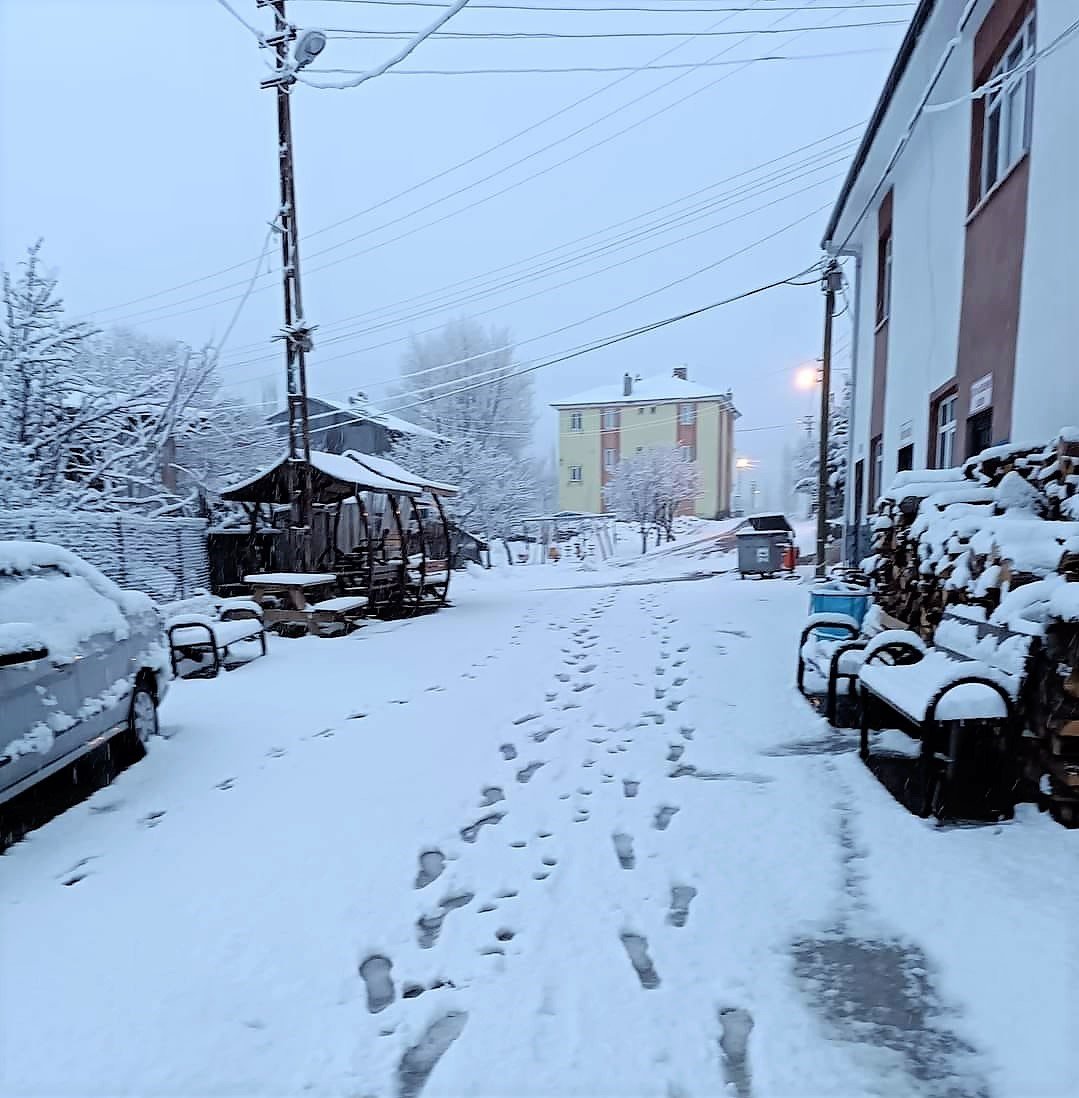 Denizli Nisan’ı karla karşıladı