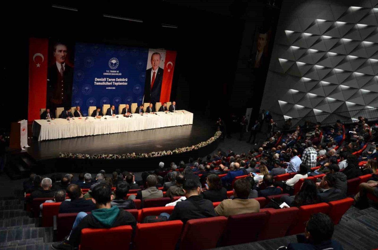 Bakan Kirişci, Denizli’nin çilek ve domates seralarını inceledi