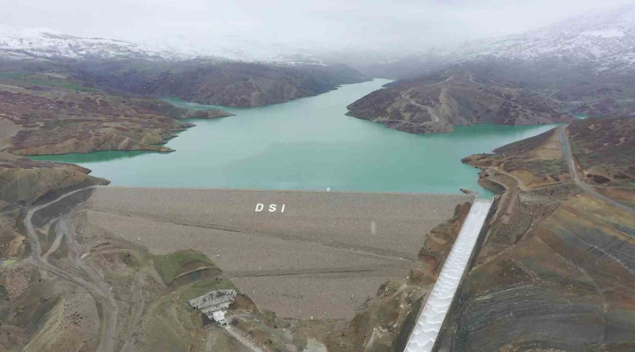 Tam doluluğa ulaşıp su tahliyesine başlanan Kanatlı Barajı, can suyu olacak