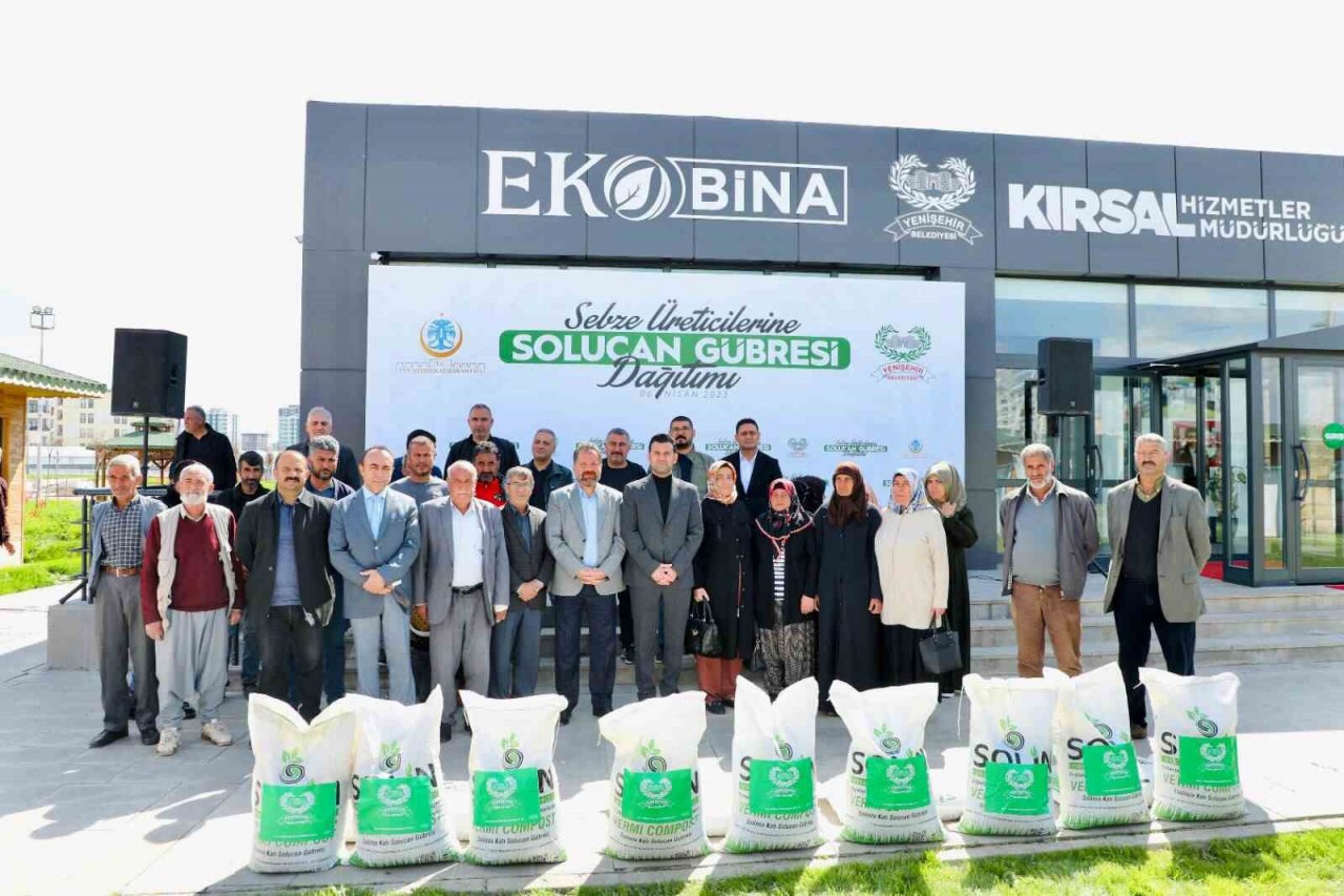 Diyarbakır’da 100 çiftçiye, 100 ton organik solucan gübresi