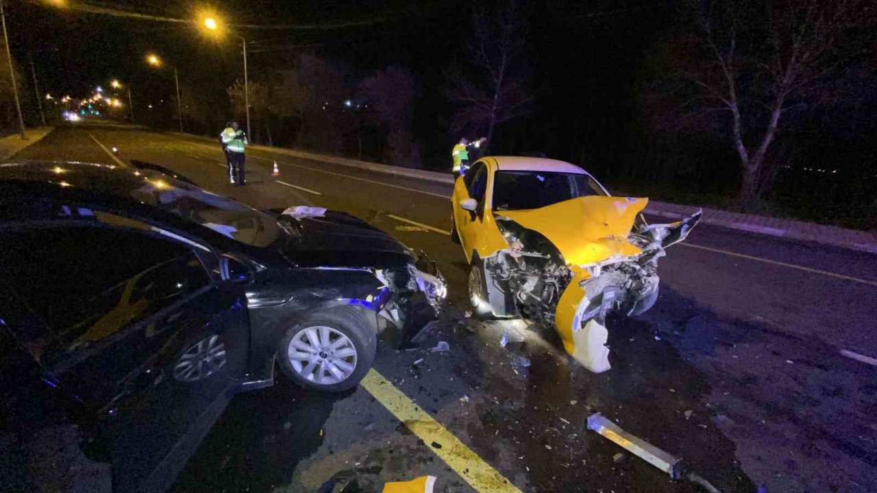 Diyarbakır’da iki otomobil kafa kafaya çarpıştı: 1’i ağır, 4 yaralı