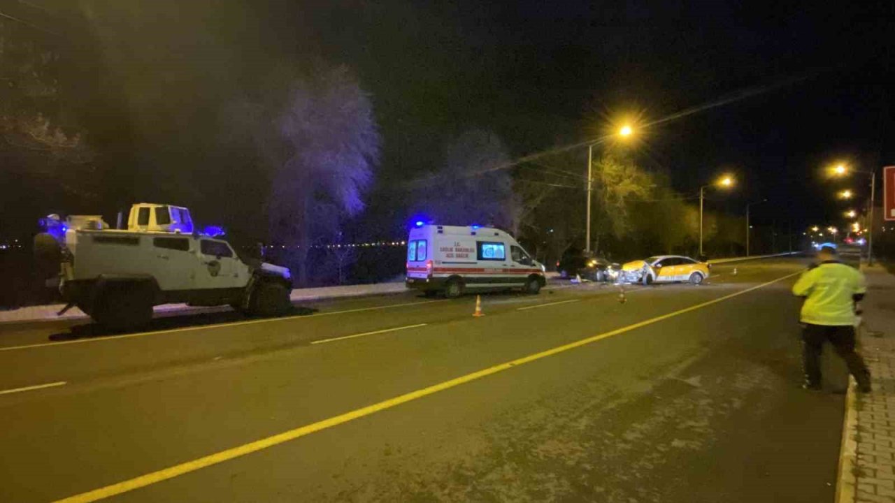 Diyarbakır’da iki otomobil kafa kafaya çarpıştı: 1’i ağır, 4 yaralı