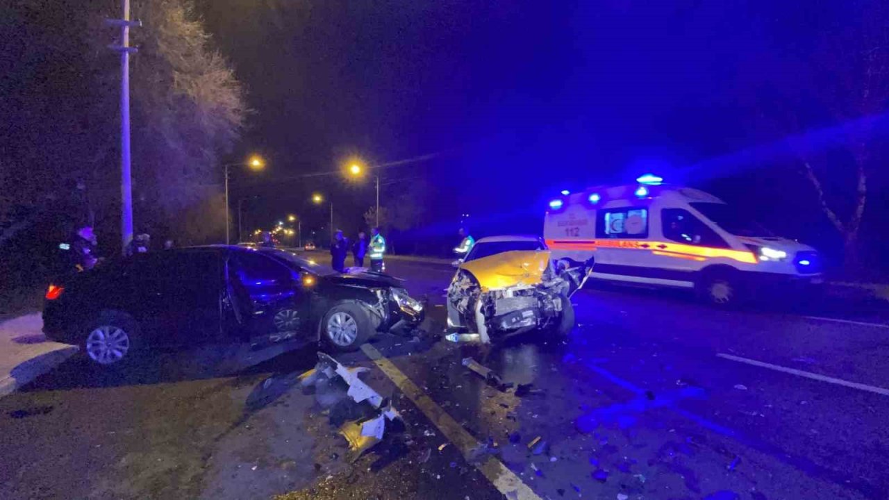 Diyarbakır’da iki otomobil kafa kafaya çarpıştı: 1’i ağır, 4 yaralı