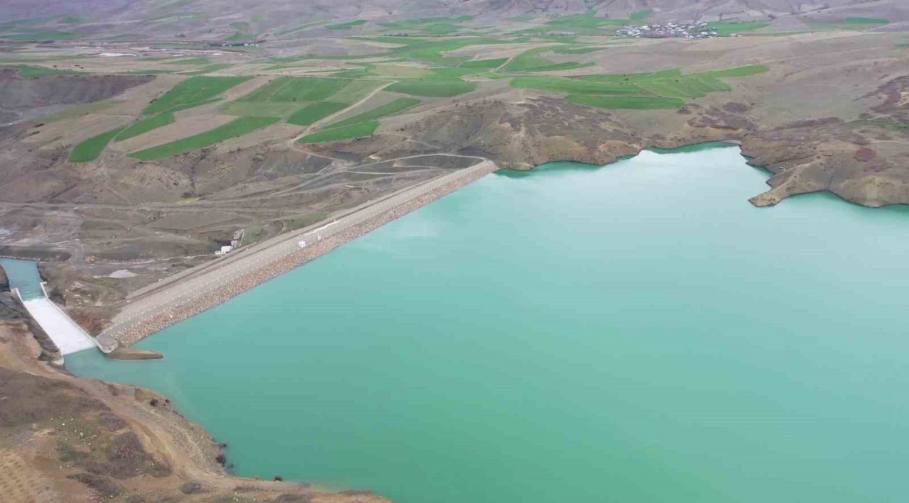 Tam doluluğa ulaşıp su tahliyesine başlanan Kanatlı Barajı, can suyu olacak