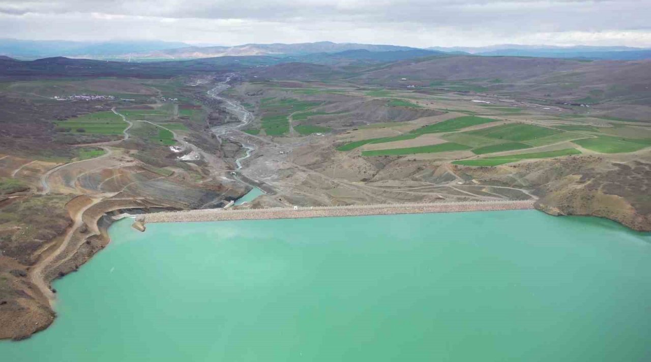 Tam doluluğa ulaşıp su tahliyesine başlanan Kanatlı Barajı, can suyu olacak