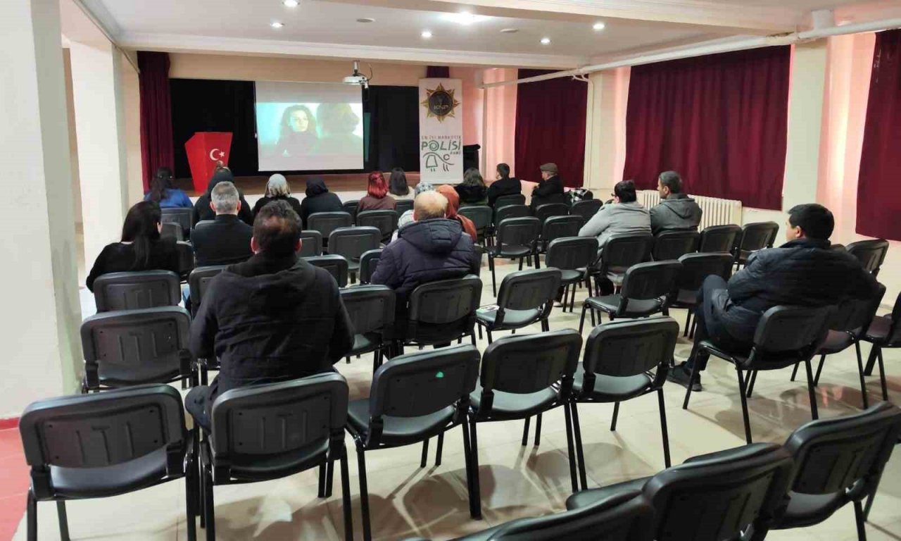 Dumlupınar’da 21 öğretmen ve veliye “En iyi Narkotik Polisi Anne” eğitimi