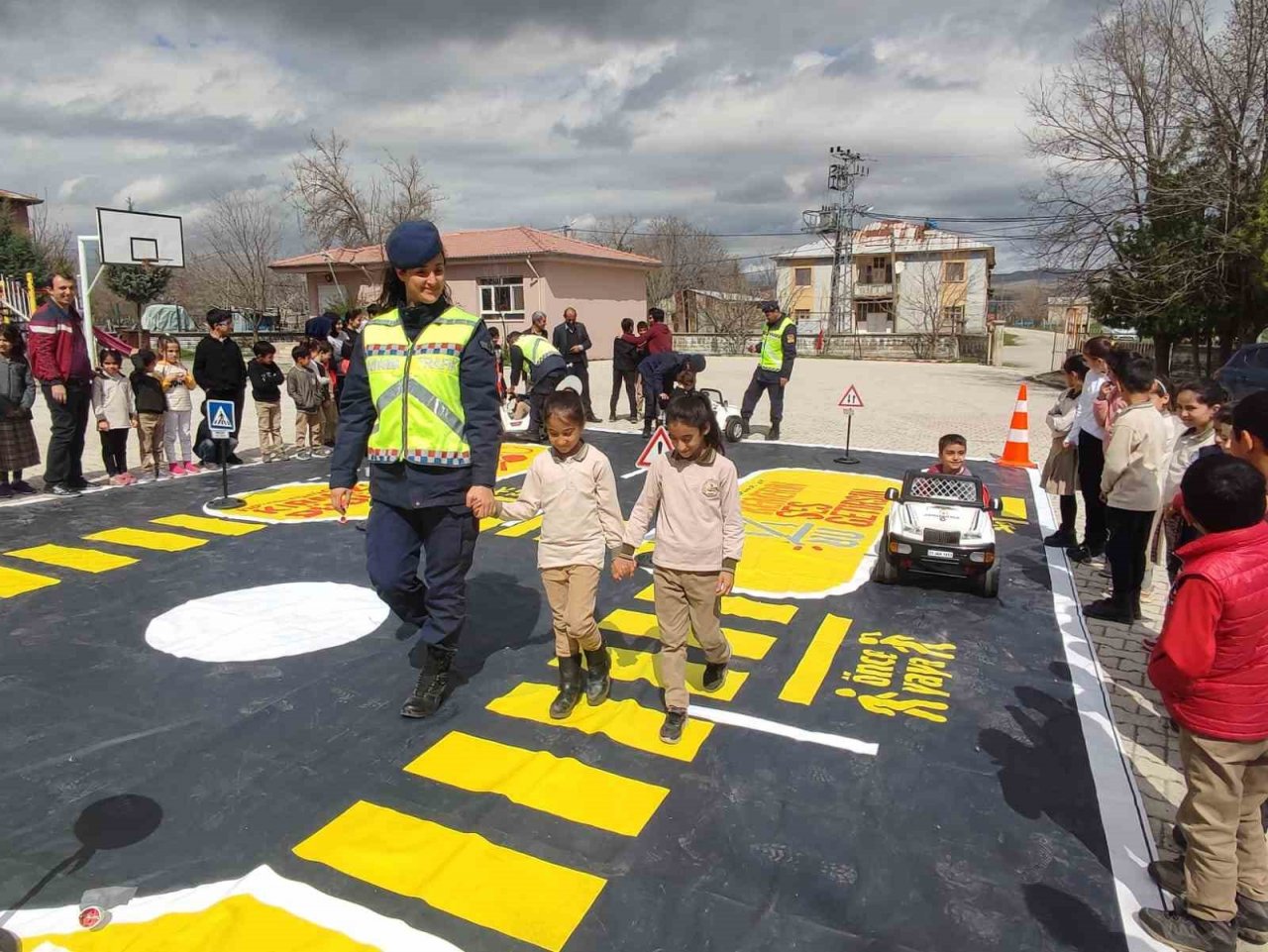 Jandarma ekiplerinden öğrencilere trafik güvenliği eğitimi