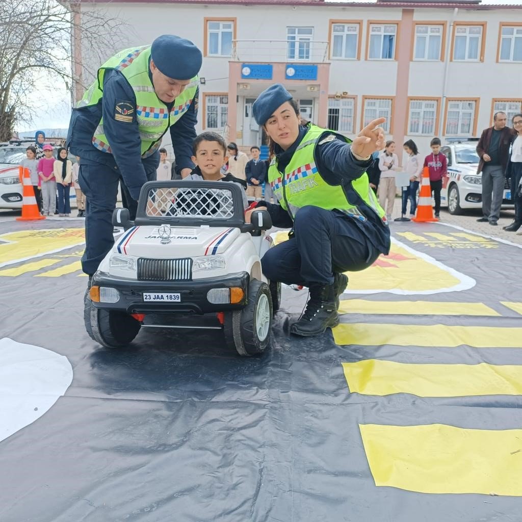 Jandarma ekiplerinden öğrencilere trafik güvenliği eğitimi