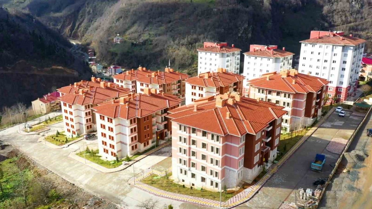 Giresun’da selin yaraları sarıldı, selzedeler anahtarlarını alarak evlerine kavuştu