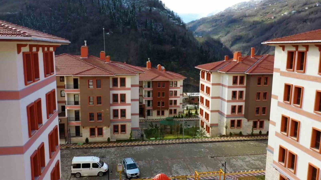 Giresun’da selin yaraları sarıldı, selzedeler anahtarlarını alarak evlerine kavuştu