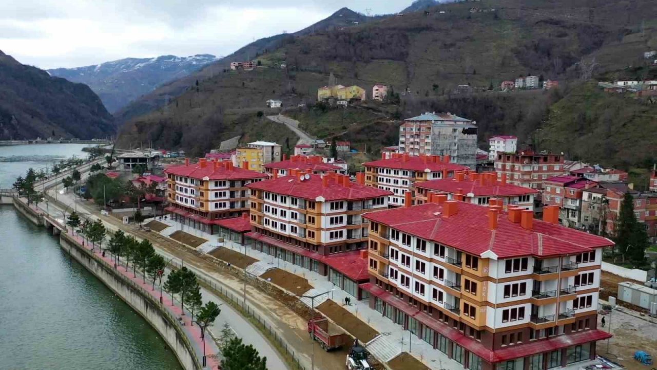 Giresun’da selin yaraları sarıldı, selzedeler anahtarlarını alarak evlerine kavuştu