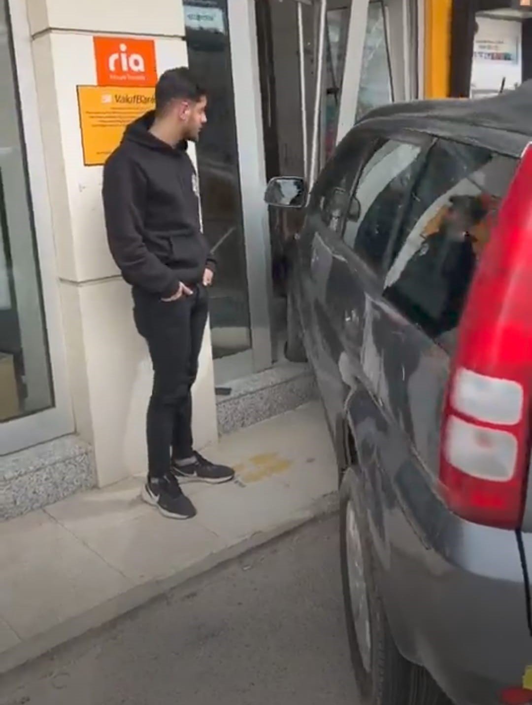 Kontrolden çıkan otomobilin banka şubesine girdiği anlar güvenlik kamerasında