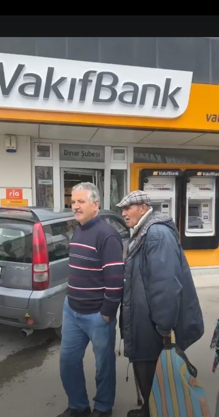 Kontrolden çıkan otomobilin banka şubesine girdiği anlar güvenlik kamerasında
