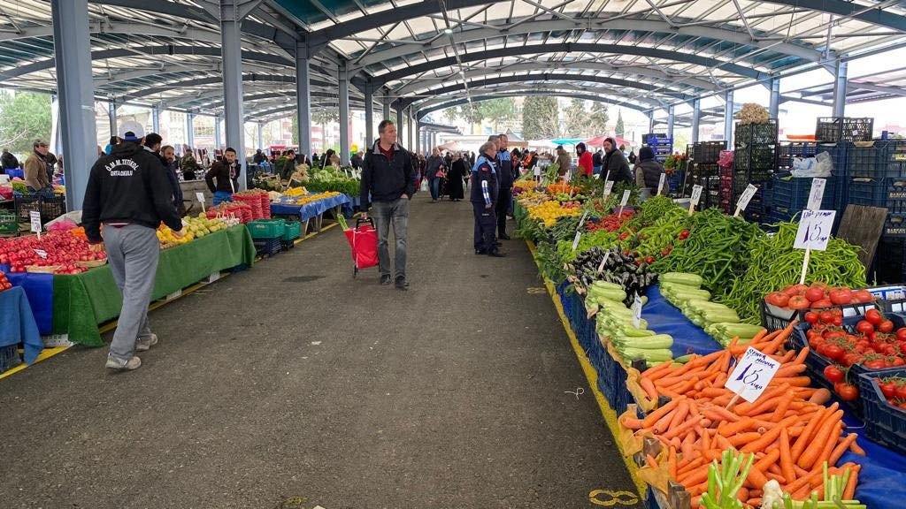 Altınova Kapalı Pazaryeri’nde ilk pazar kuruldu