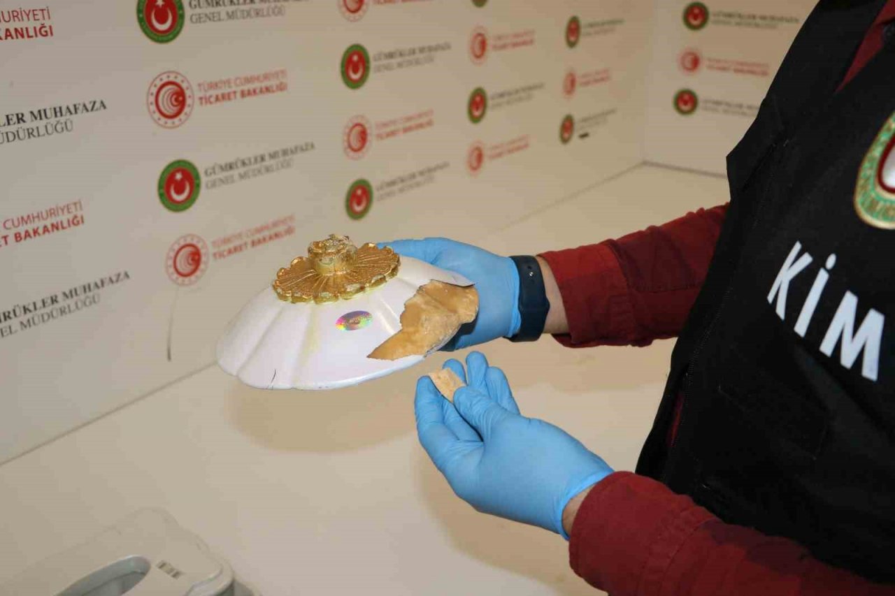Uyuşturucu tacirleri sınır tanımıyor: İstanbul Havalimanı’nda süs eşyası görünümünde uyuşturucu ele geçirildi