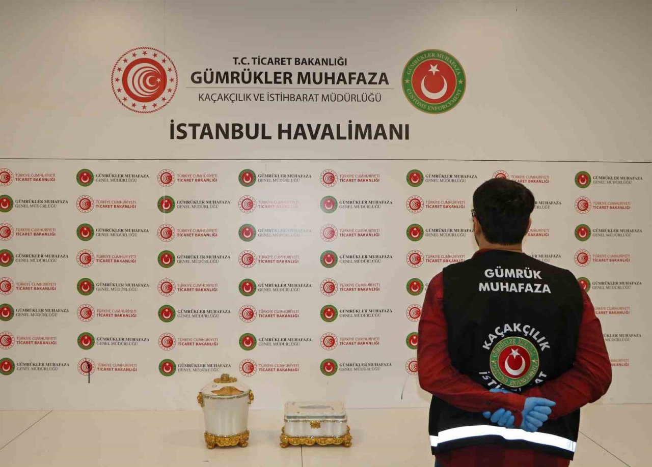 Uyuşturucu tacirleri sınır tanımıyor: İstanbul Havalimanı’nda süs eşyası görünümünde uyuşturucu ele geçirildi