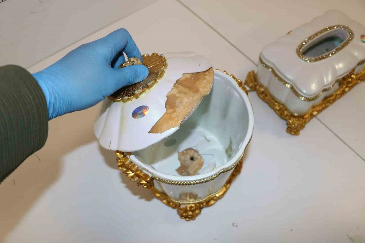 Uyuşturucu tacirleri sınır tanımıyor: İstanbul Havalimanı’nda süs eşyası görünümünde uyuşturucu ele geçirildi