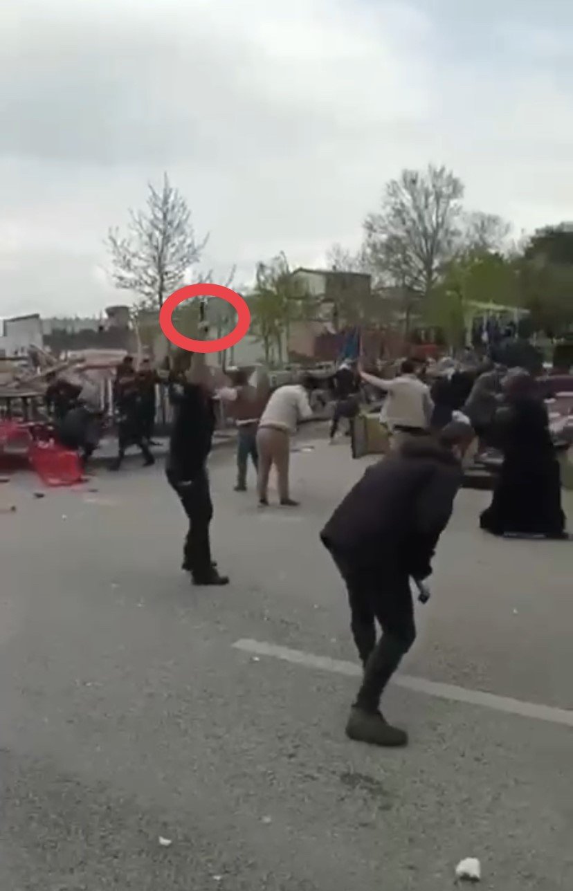 Kaçak bina yıkımında ortalık karıştı... Polis böyle havaya ateş açtı