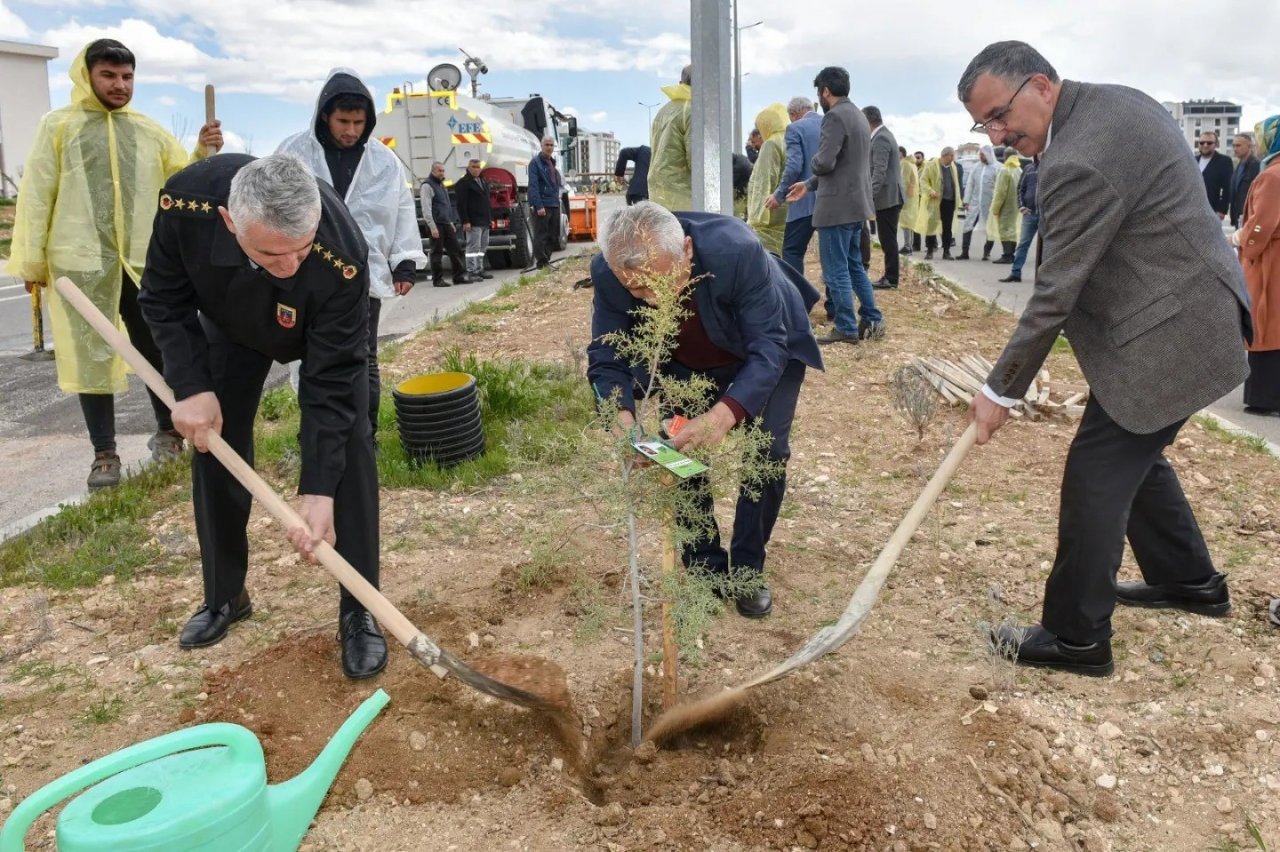 Karaman’da depremde ölen üniversite öğrencilerin anısına fidan dikildi