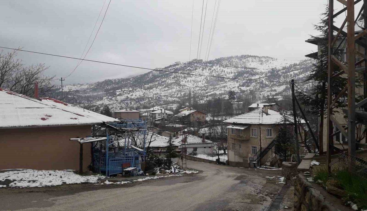 Karaman’ın yüksek kesimleri yağan karla beyaza bürüdü