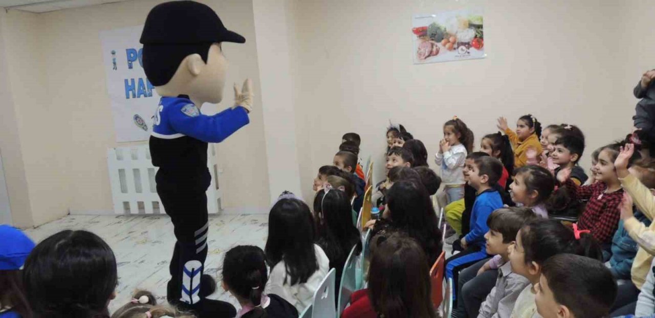 Kars’ta polis çocukları bilgilendirdi