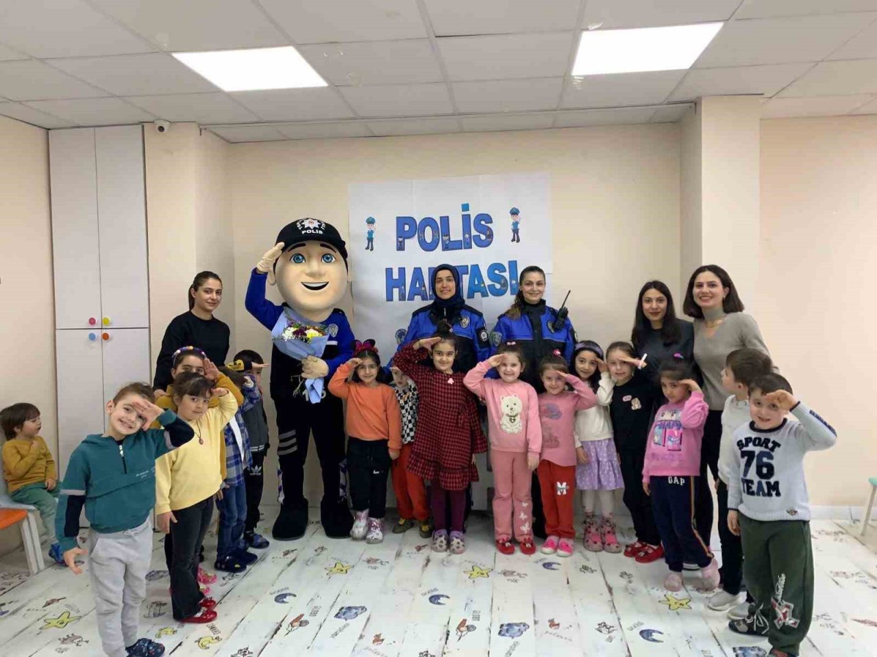 Kars’ta polis çocukları bilgilendirdi