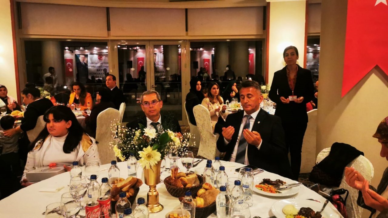 Kaymakam Aksoy, çocuklarla ve muhtarlarla iftarda bir araya geldi