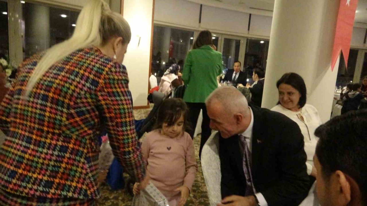 Kaymakam Aksoy, çocuklarla ve muhtarlarla iftarda bir araya geldi