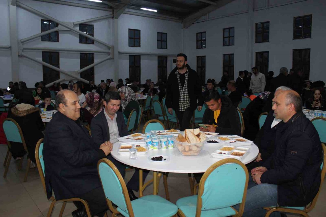 Osmaneli’nde yetim ve öksüz çocuklar ile aileleri için iftar verildi