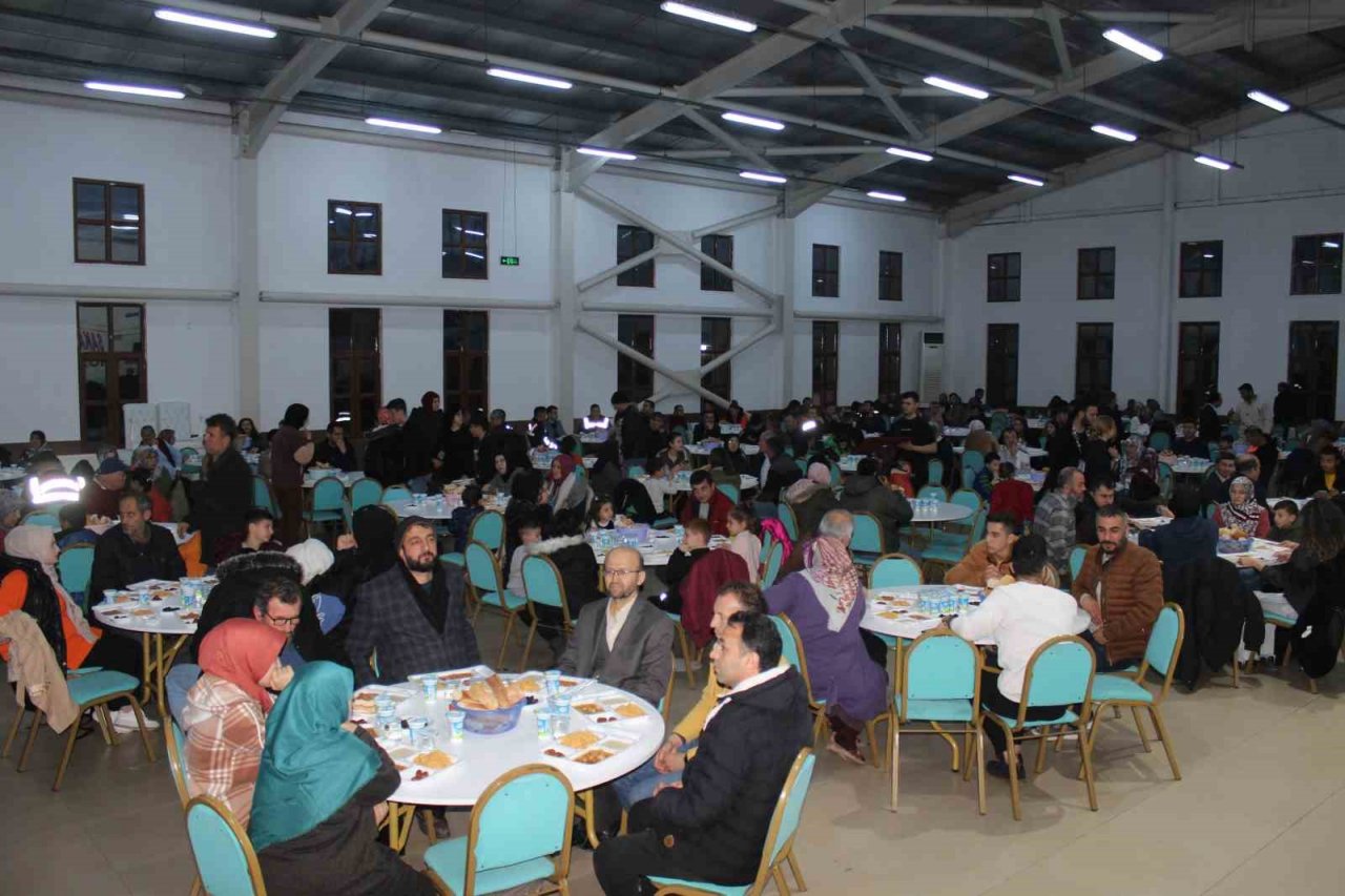 Osmaneli’nde yetim ve öksüz çocuklar ile aileleri için iftar verildi