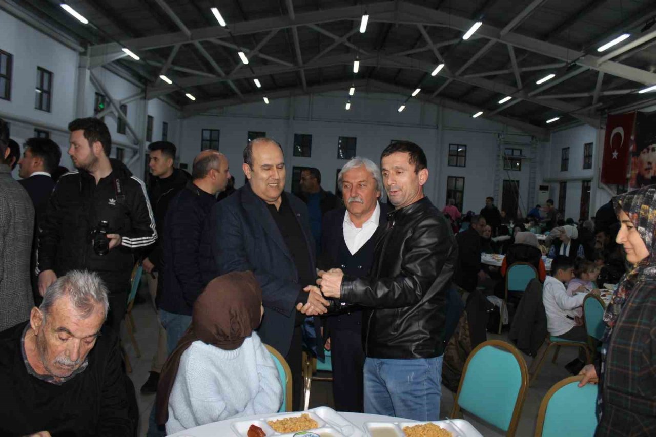 Osmaneli’nde yetim ve öksüz çocuklar ile aileleri için iftar verildi