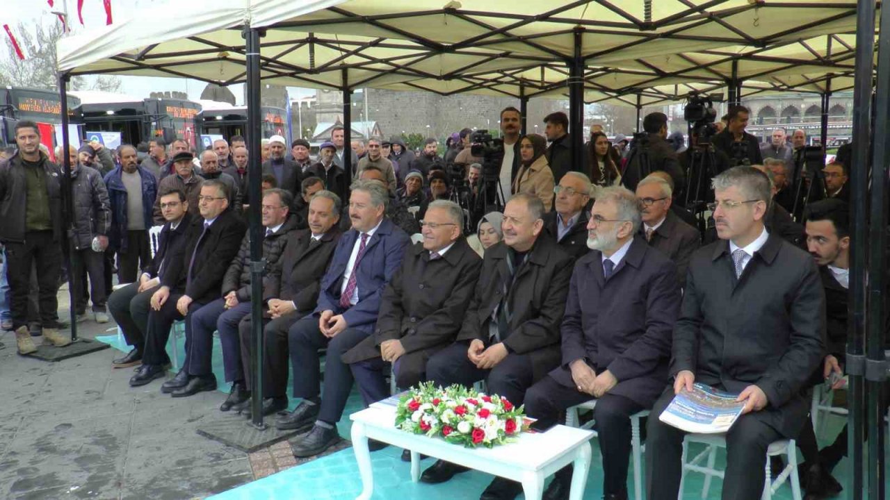Başkan Büyükkılıç, 12 adet yeni otobüsü tanıttı